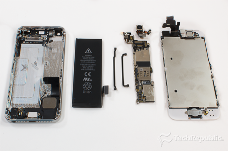 　iPhone 5。

関連記事：分解、「iPhone 5」--薄型軽量化されたアップル新端末の内部
